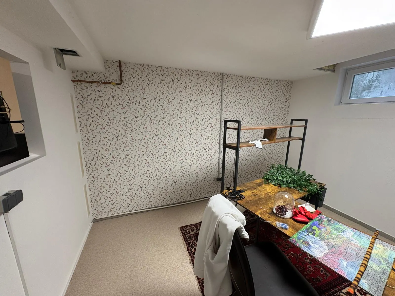 Arbeitszimmer mit Tapete mit feinem Blumenmuster