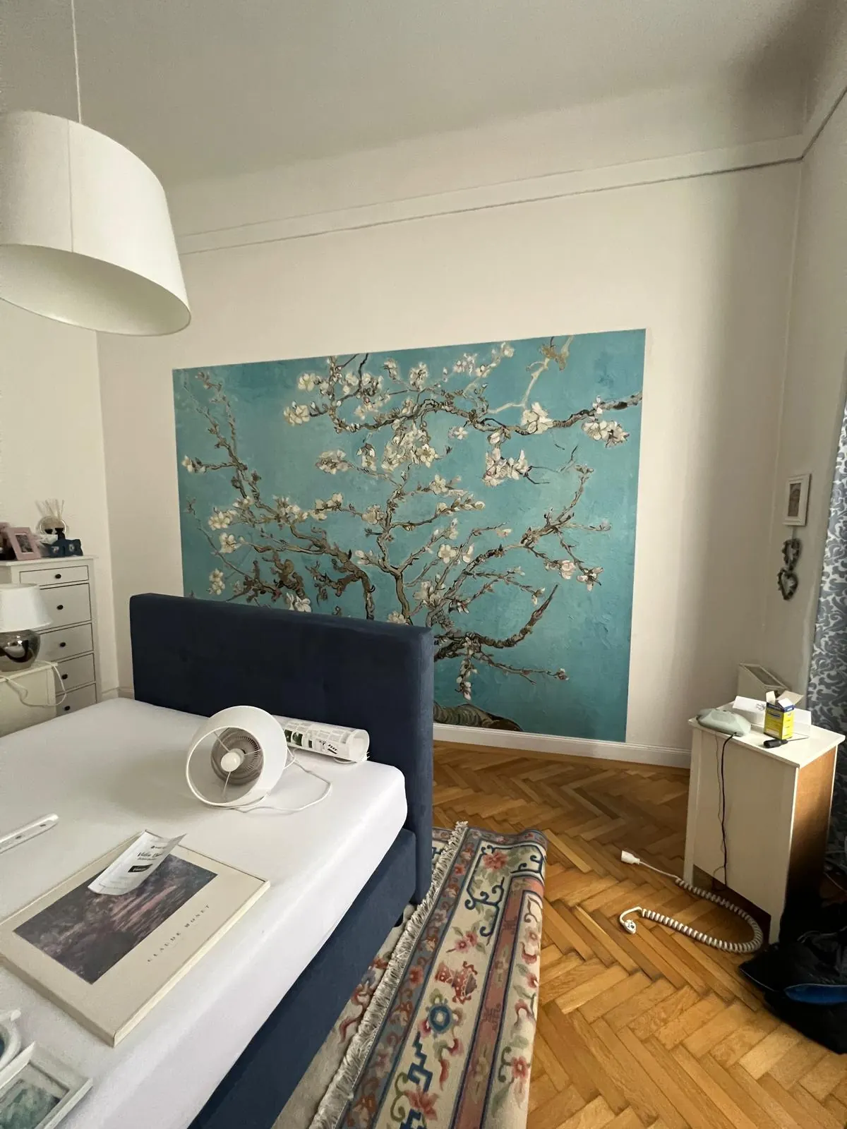 Fototapete mit Mandelblüten-Motiv im Schlafzimmer
